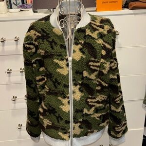 Chaser zip up fleece jacket with ribbed cuffs and hem, size S